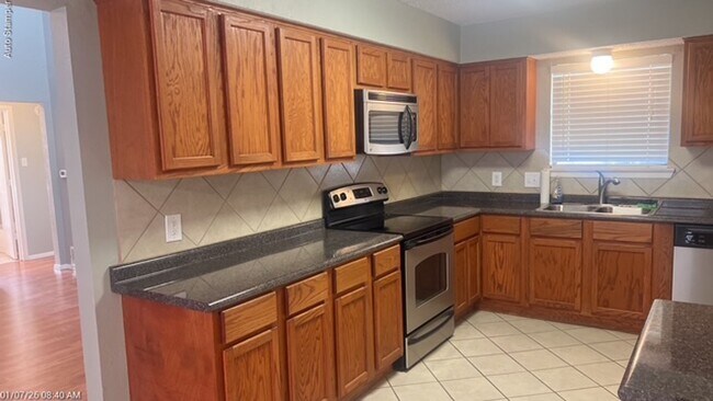 Building Photo - 3700 Dauphine Ct