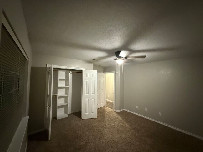 Building Photo - Spacious 3 bedroom / 3 bath duplex in convenient location