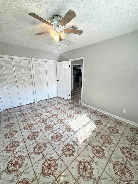 Building Photo - 802 Blue Springs Dr