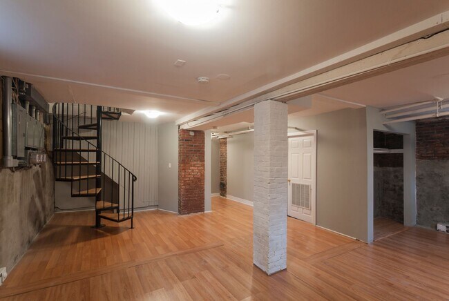 Building Photo - No Brokers Fee, Convenient Location, Pets Friendly, Eat-in Kitchen, Laundry on a Site, Yard