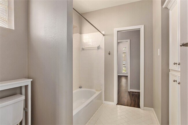 Building Photo - 6622 Prairie Dunes Dr