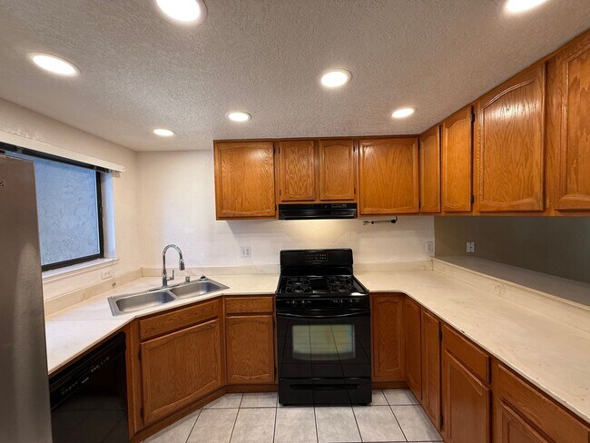 Building Photo - 2-bedroom condo near shopping, restaurants...