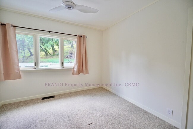 Building Photo - Lovely Two-Story Home With 3 Bedrooms and ...