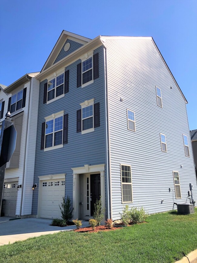 Building Photo - Beautiful End-Unit Townhome in New Post!