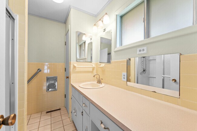 Building Photo - 471 Parkside Dr