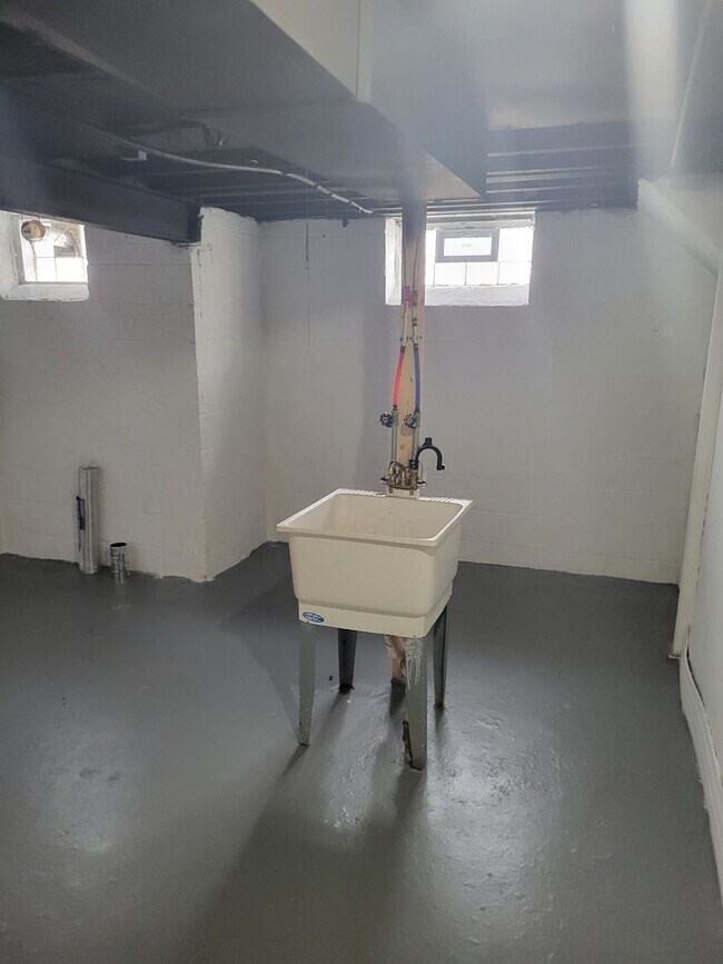 Building Photo - Fully Renovated 3-Bedroom Home – Move-In R...