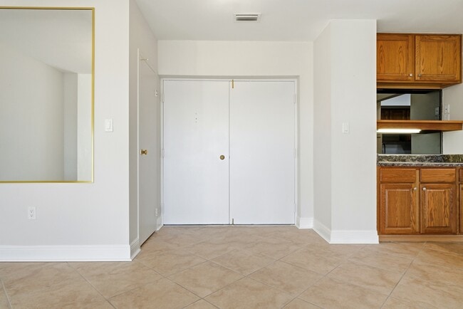 Building Photo - 615 Bayshore Dr