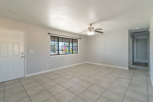 Building Photo - Beautiful 3/2 Apple Valley Home