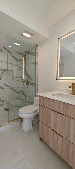 Building Photo - 999 Brickell Bay Dr
