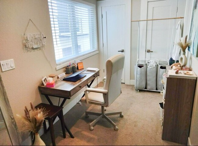 Building Photo - Beautiful 3 bedroom 2.5 bathroom condo MOVE IN SPECIAL