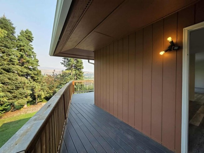 Building Photo - Stunning 4 Bedroom, 3 Bathroom Home, with ...