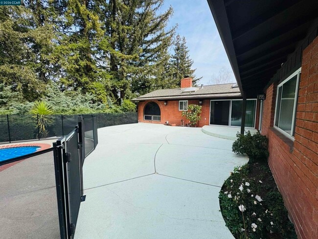 Building Photo - 62 Winding Glen