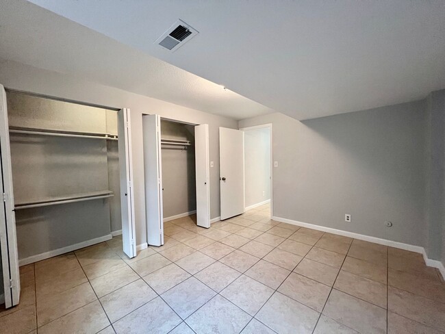 Building Photo - Renovated 3 Bedroom/2 Baths Townhouse in V...