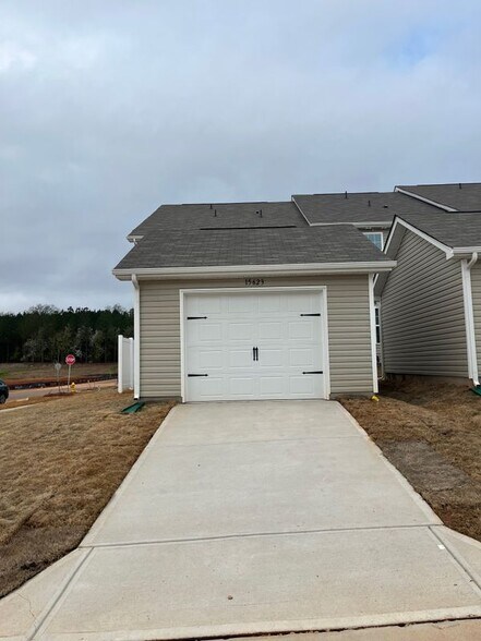 Building Photo - 15623 Country House St