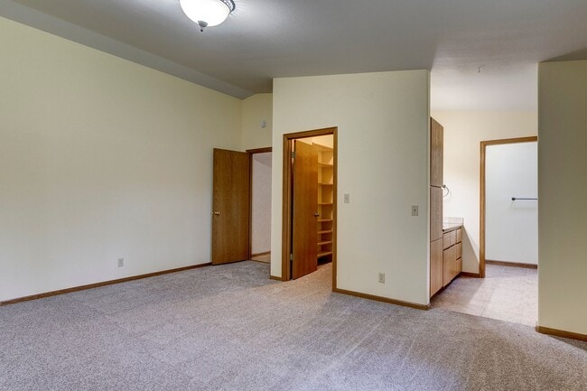 Building Photo - 3 Bedroom 2.5 bathroom nestled in woods with water view