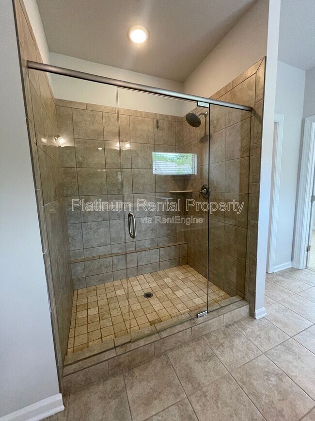 Building Photo - 1825 Dahlia Dr