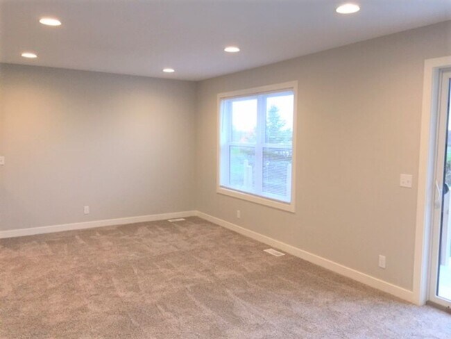 Building Photo - Spacious 2 Bed/2 Bath Condo in Prime Location