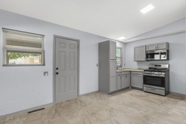 Building Photo - 4031 Gossett Dr