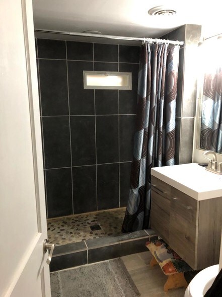 Bathroom - 4327 N Avers Ave