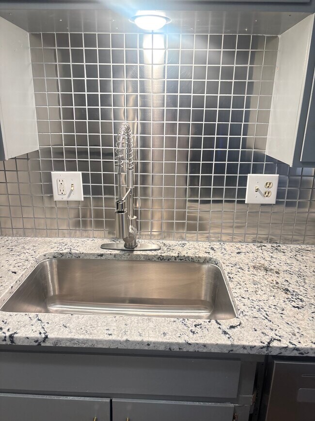 Building Photo - 404-406 S 9th Ave