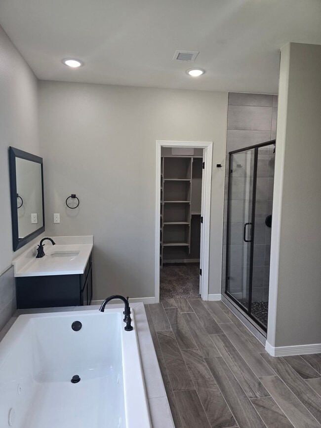 Building Photo - LUXURIOUS EASTSIDE HOME FOR RENT