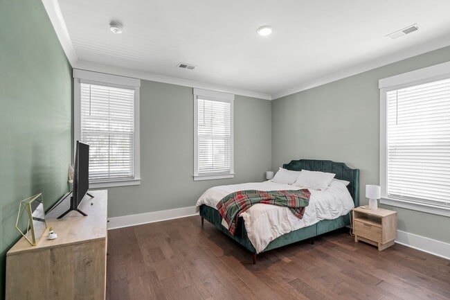 Building Photo - Better than new 4 bedroom + office on larg...