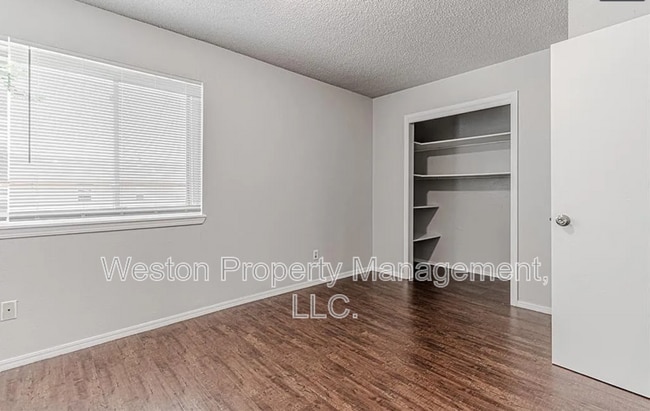 Building Photo - 1402 Bill Carrol Dr