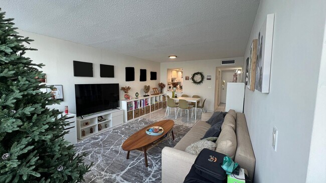 Building Photo - 1301 NE Miami Gardens Dr