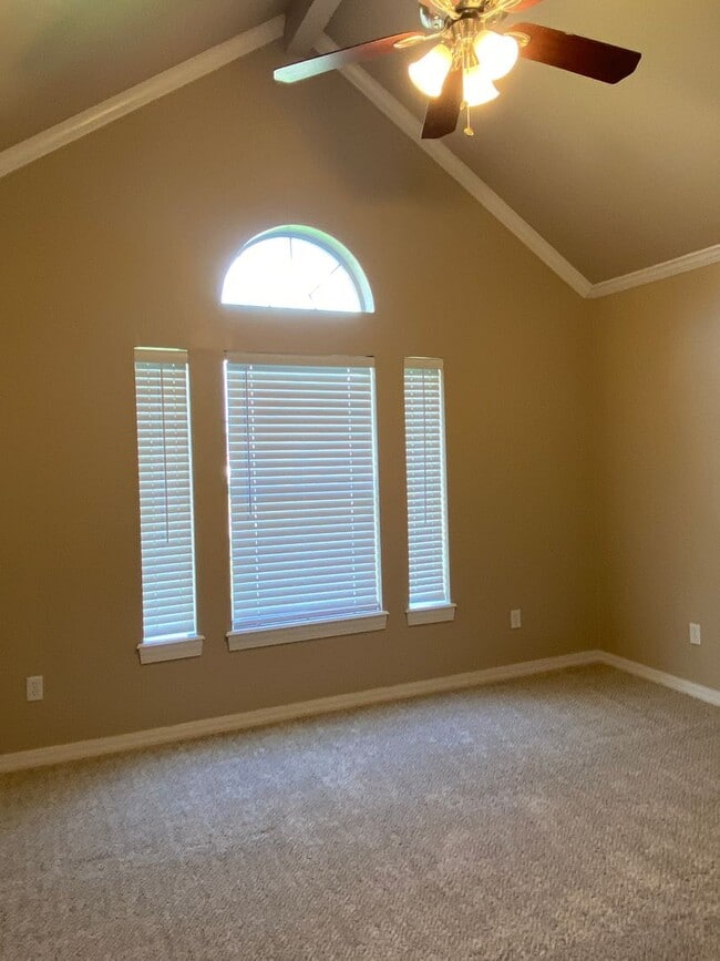 Building Photo - Golden Meadows Rental
