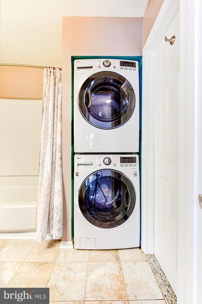 Building Photo - Elegant Arlington Residence with Comfortable Living and Ideal Location