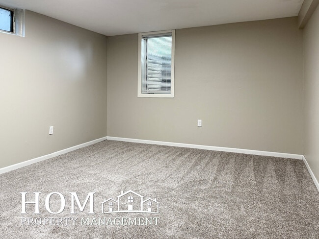 Building Photo - 802 Carney Ave