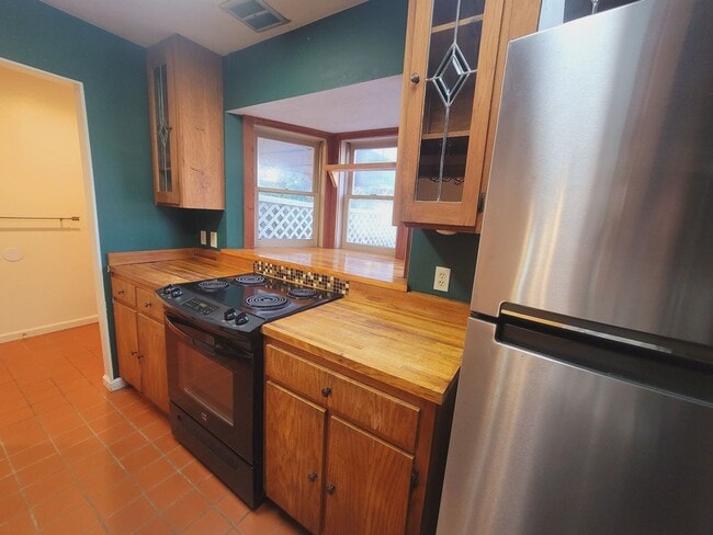 Building Photo - MIDTOWN 2/2.5 w/ Large Fenced Yard, Deck, Washer/Dryer, & Huge Bedrooms! Avail NOW for $1495/month!