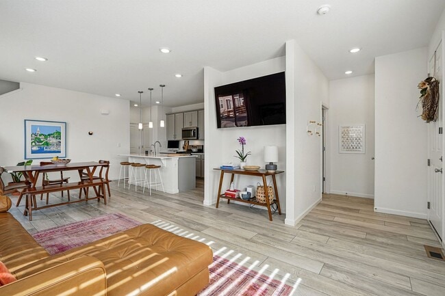 Building Photo - Spacious 3BR/3BA Townhome-Available NOW!