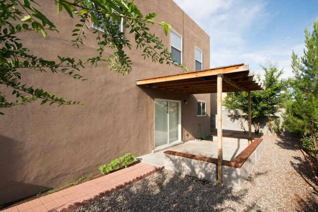 Building Photo - Great 2 Story, 4 bedroom Home.