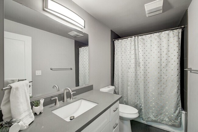 Building Photo - 5bd/2.5ba Edmonds Home