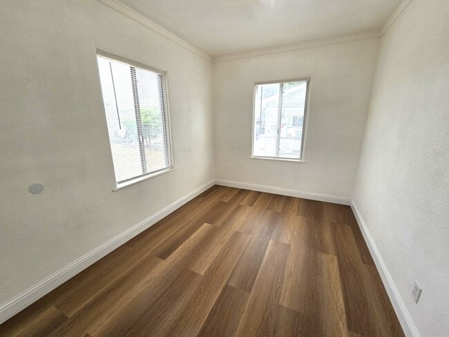 Building Photo - Updated 2 Bedroom 1 Bath Home on Large Lot