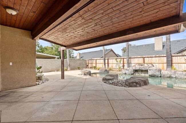 Building Photo - Gorgeous 3 bd. & 2 bath Home with a pool i...