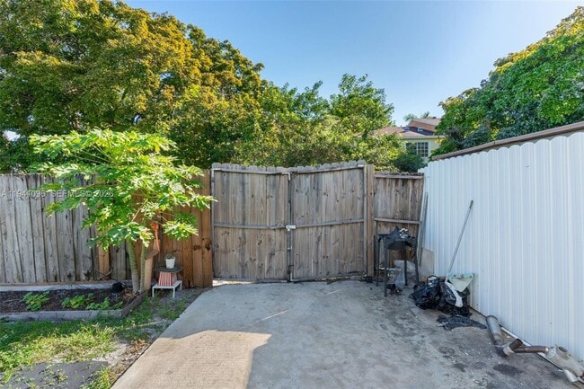 Building Photo - 3805 SW 54th Ave