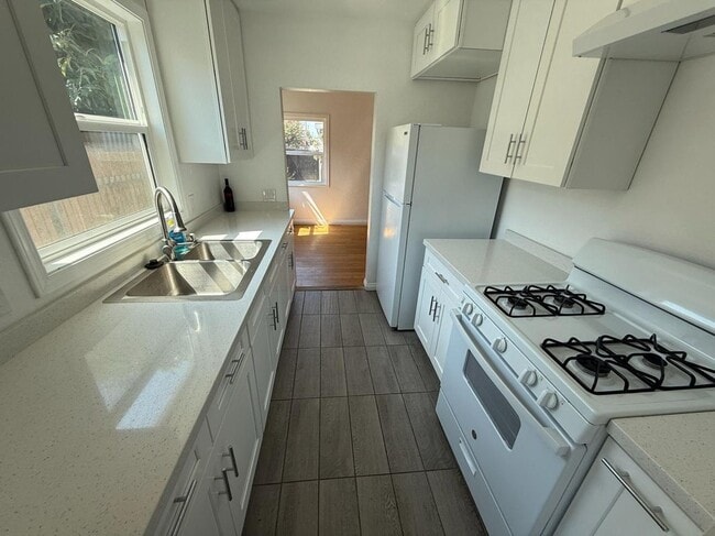 Building Photo - 1302 W 109th St