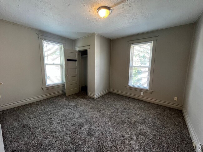 Building Photo - Renovated East Hillside 2 Bedroom 1 Bath S...
