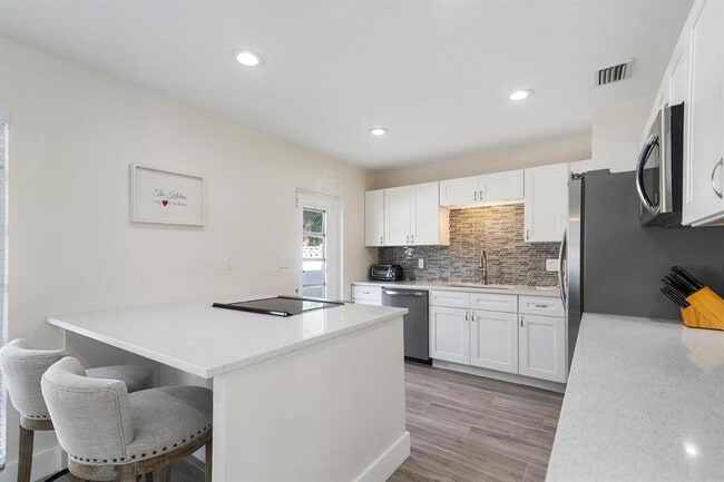 Building Photo - 2501 NE 12th St