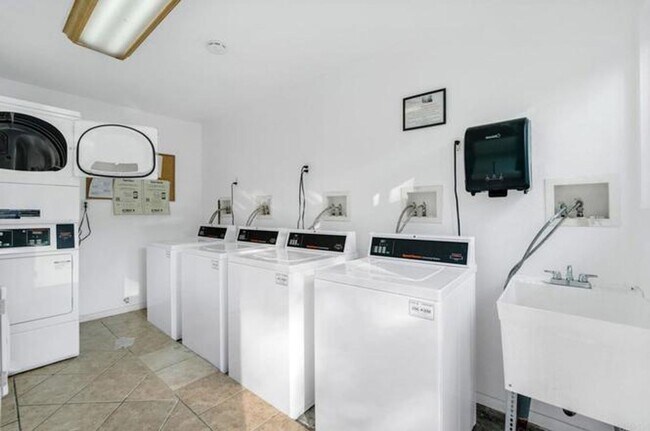 Building Photo - Two Bedroom townhome in the Oak Park / Lem...