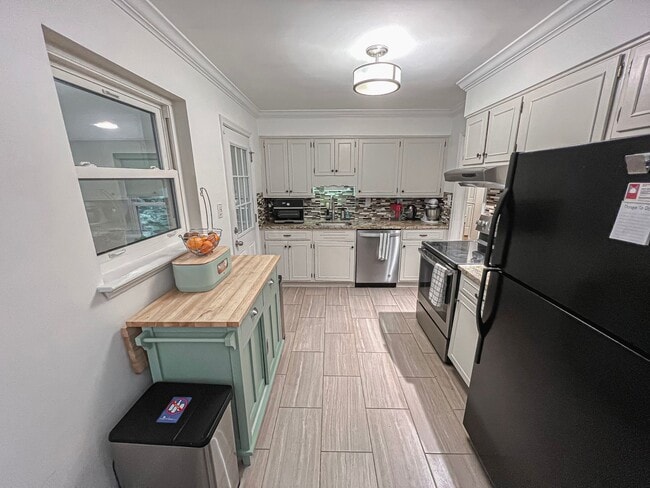 Building Photo - Sunny and Bright 4 Bedroom 3 Bath 2 Level ...