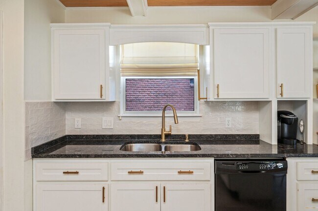 Building Photo - Location & LUXURY in Bluewater Bay!!