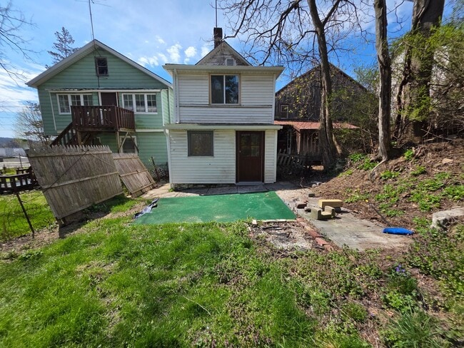 Building Photo - Beautiful Waterside 3 bedroom Single-Family Home - Catskill, NY