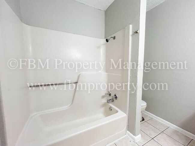 Building Photo - 3224 W 8th Ave