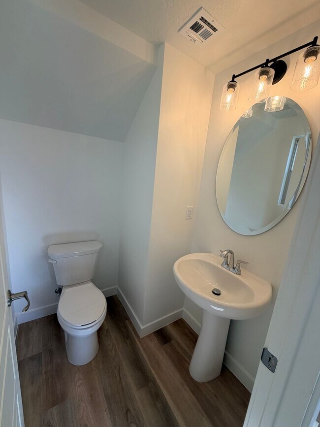 Building Photo - Beautiful Brand new 4 bedroom, 2.5 bathroom home in St George!