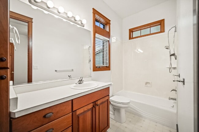 Building Photo - "Spacious 4-Bedroom, 4.5 Bathroom 4792 sq. ft. Retreat with Scenic Views and Cozy Fireplace in St...