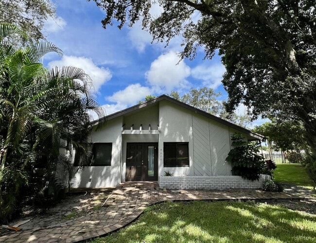 Building Photo - 4075 Palm Forest Dr N