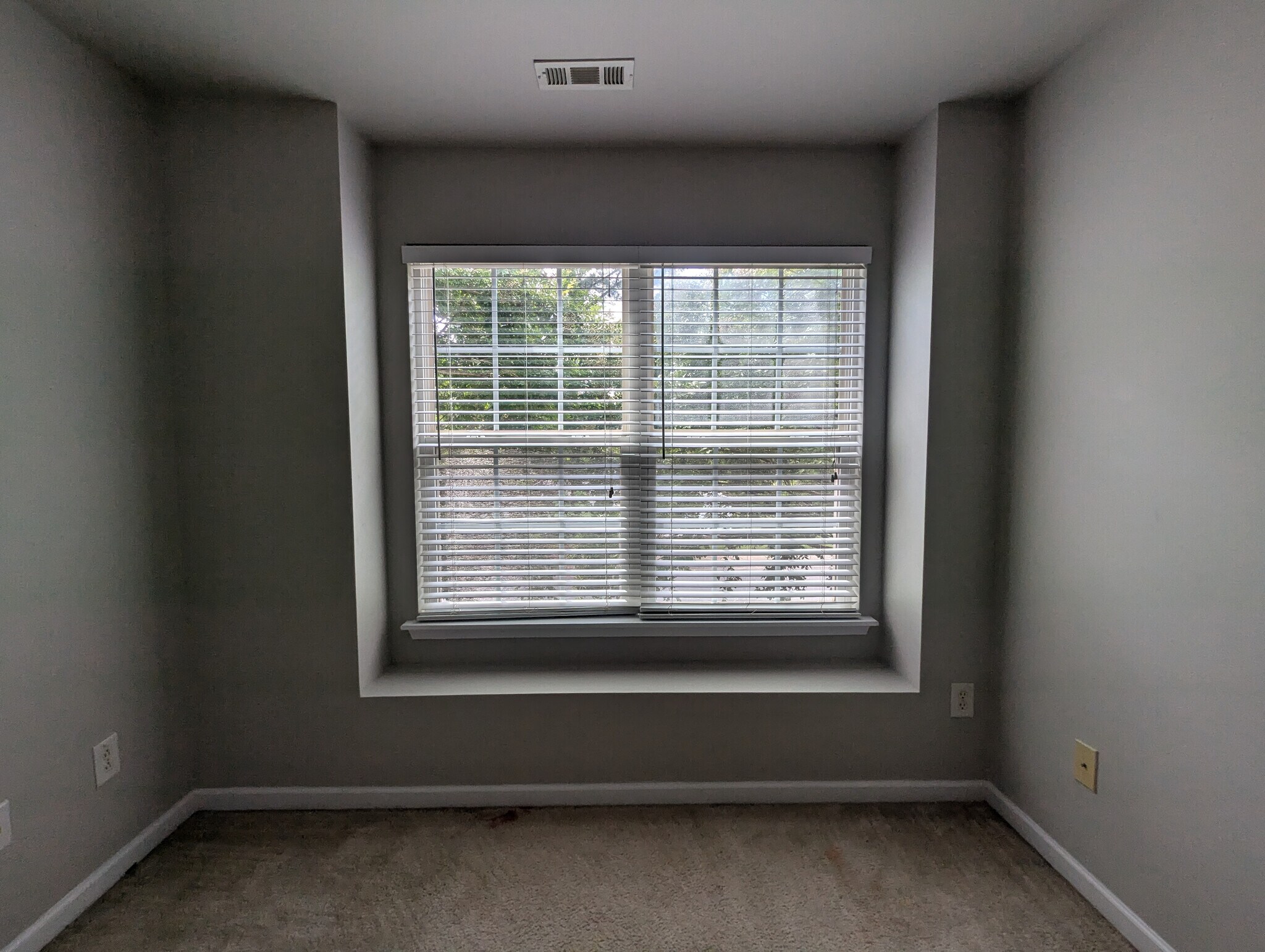 Building Photo - Room in Townhome on Derryrush Ave